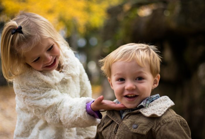 Deux enfants souriants lors d'une sortie en extérieur