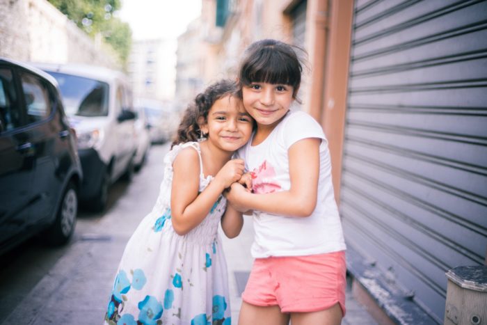 Deux soeurs heureuses lors d'une balade avec nounou Mykids