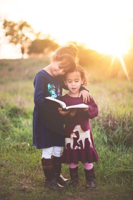 Deux enfants lisant un livre en anglais