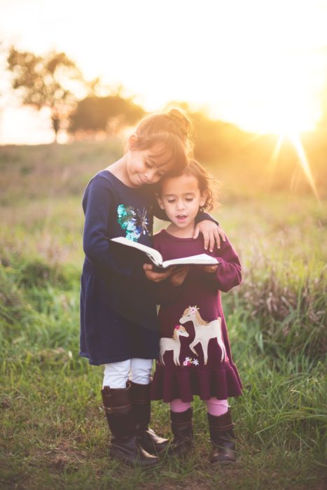 Deux enfants lisant lors d'une sortie extérieure