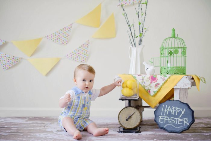 Bébé jouant en garde d'enfants à domicile