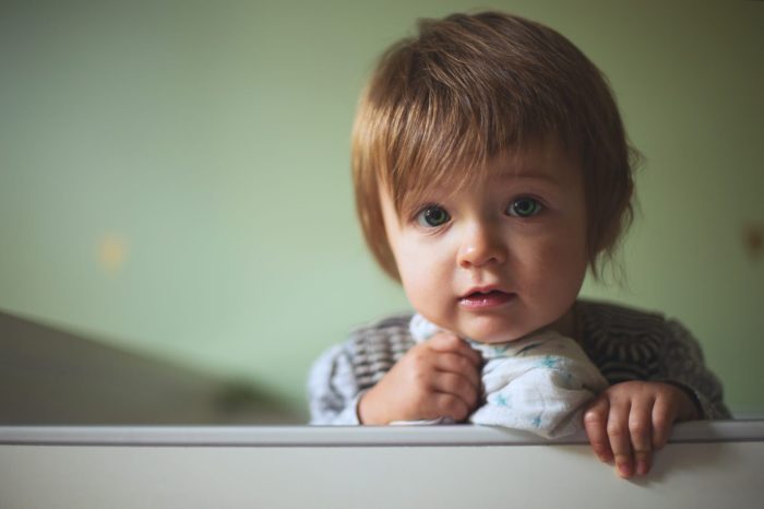 Portrait d'un bébé sortant de son lit