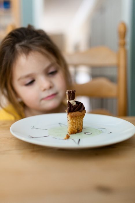 Enfant mangeant son gâteau d'anniversaire