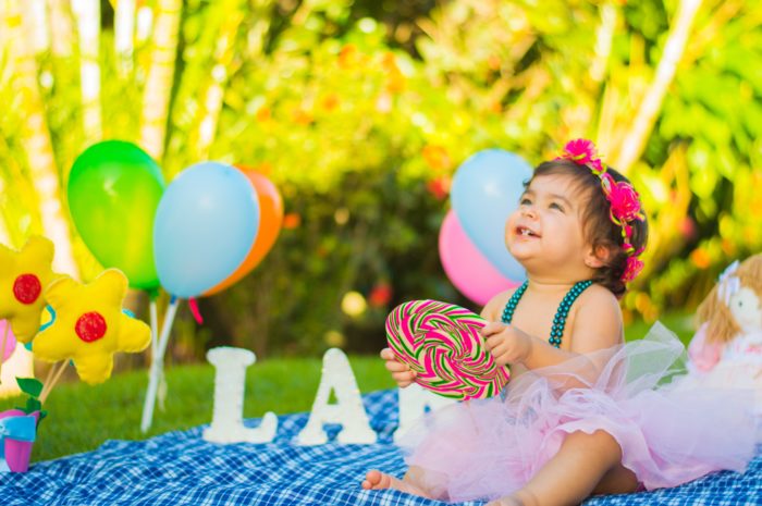 Bébé fêtant son anniversaire en extérieur entouré de cadeaux