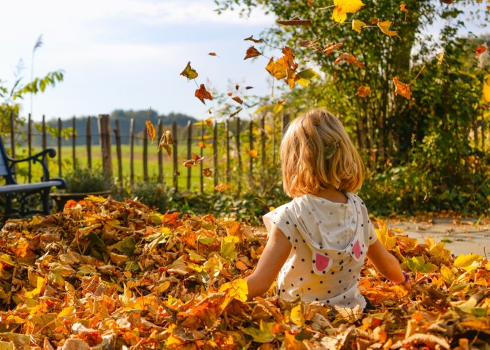 enfant jouant en extérieur lors du weekend