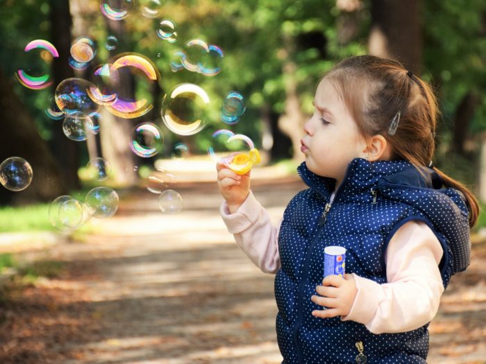 Enfant faisant des bulles de savon