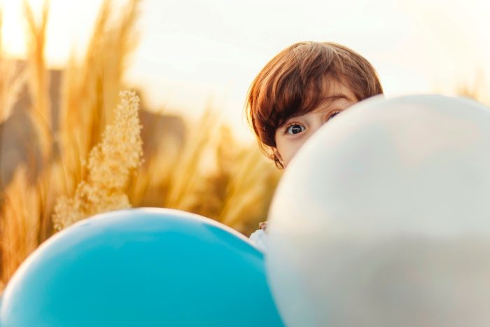 Enfant jouant avec un ballon en extérieur