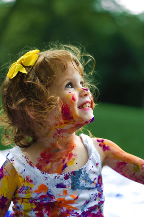 Bébé jouant avec de la peinture