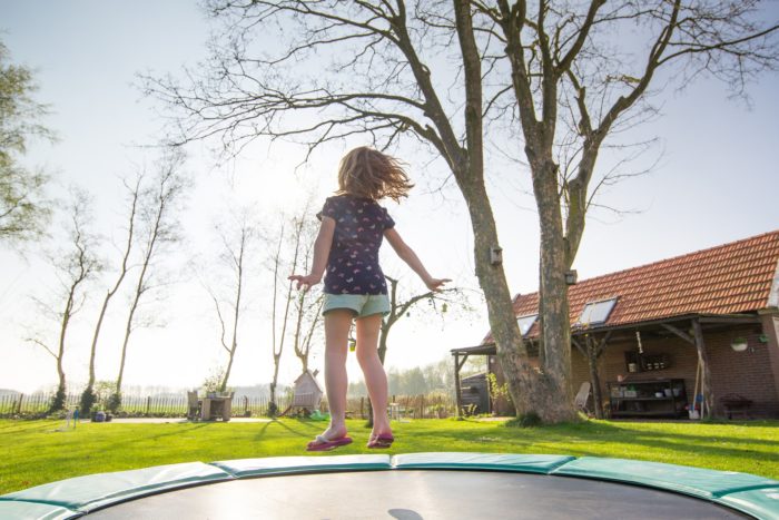 Enfant jouant en trampoline en vacances