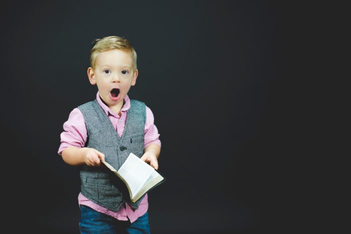 Enfant lisant un livre