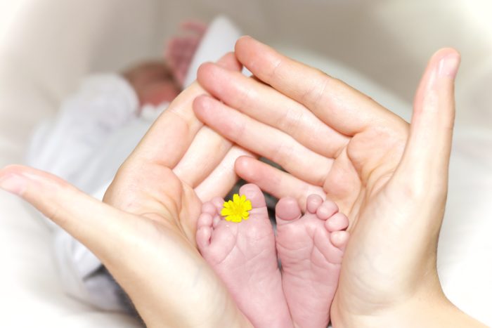 Soin d'un bébé par une professionnelle MyKids